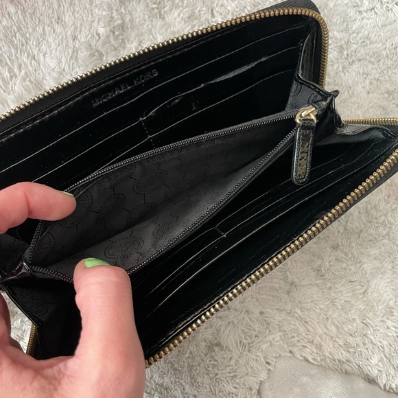 Michael Kors full size zip around wallet - Picture 5 of 6
